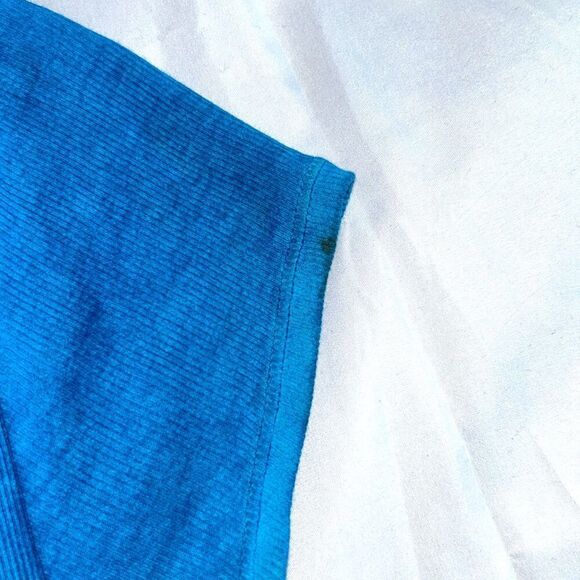 GUESS Women’s Perfect Henley V-Neck Turquoise Metal Buttons Size Medium - Picture 3 of 5